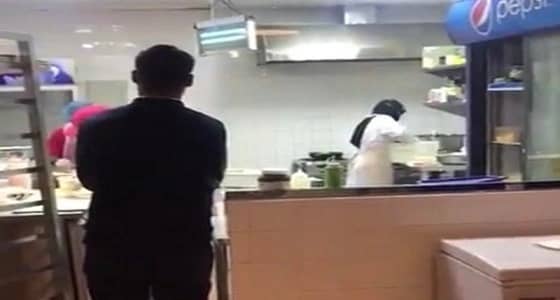 مطالبات بالقبض على شخص صور فتاة تعمل بأحد المطاعم