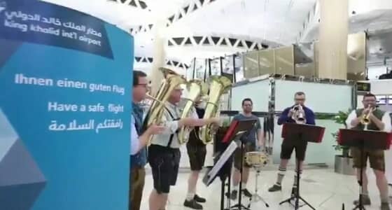 بالفيديو.. مطار الملك خالد الدولي يودع زوار موسم الرياض بـ عزف فرقة ألمانية