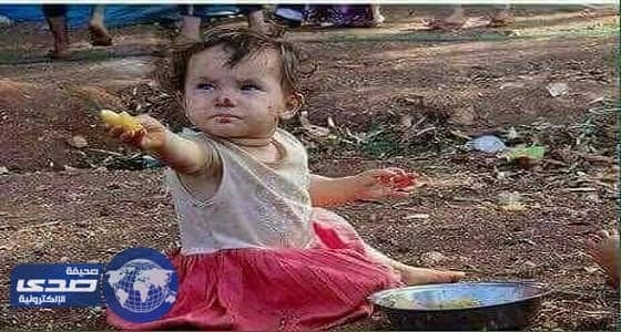 قصة صورة لطفلة من خان شيخون تمد يدها بالطعام لمصور