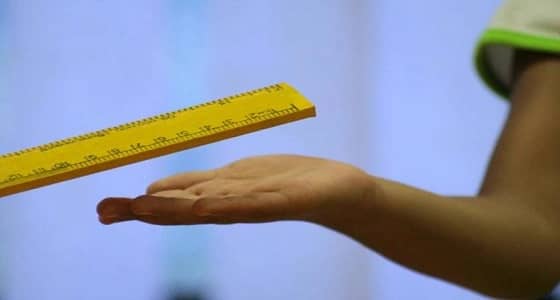 معلمة تكسر إصبع طالبة لتأخرها بدورة المياه!