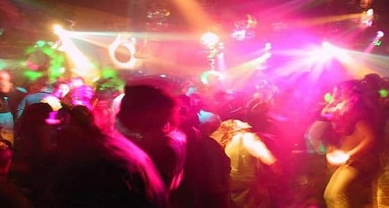 القبض على فنان خليجي شهير برفقة 30 فتاة مغربية بتهمة " الدعارة والفساد "