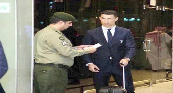 تصرف موظف الجوازات مع " رونالدو " يثير الإعجاب