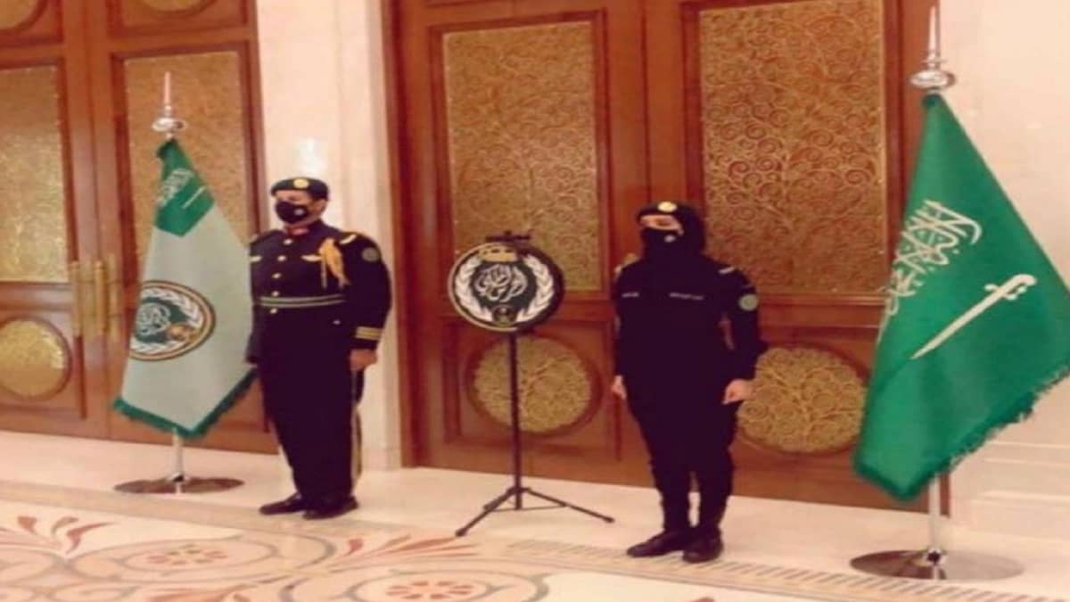 قصة فتاة الحرس الملكي التي أعادت «الفغم» للأذهان