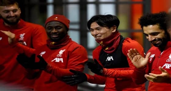 «هنوا أبو الفصاد»..لاعبو ليفربول يهنئون أحد أفرد الجهاز الفني بـ 12 لغة