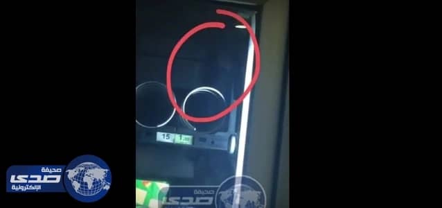 بالفيديو.. رجل وزوجته يعذبان طفلته من شرفة المنزل بطريقة مروعة