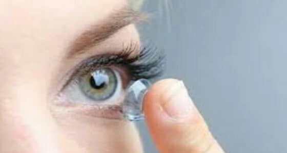 فشل العناية بـ«العدسات اللاصقة» يُسبب مخاطر كبيرة للعين