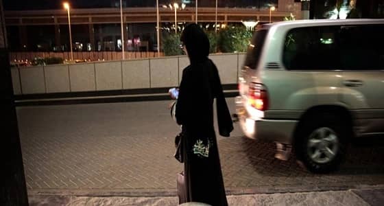 بالفيديو.. مواطن يفاجئ زوجته بـ «مرسيدس» بعدما طردها من المنزل