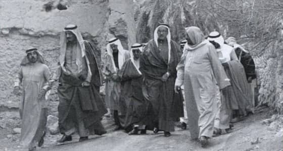 صورة نادرة.. خادم الحرمين أثناء تفقده حي الطريف بالدرعية قبل 4 عقود