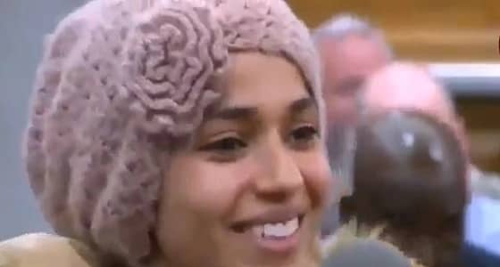 بالفيديو.. بابتسامتها وأسلوبها مبتعثة تبهر قاضيا أمريكيا