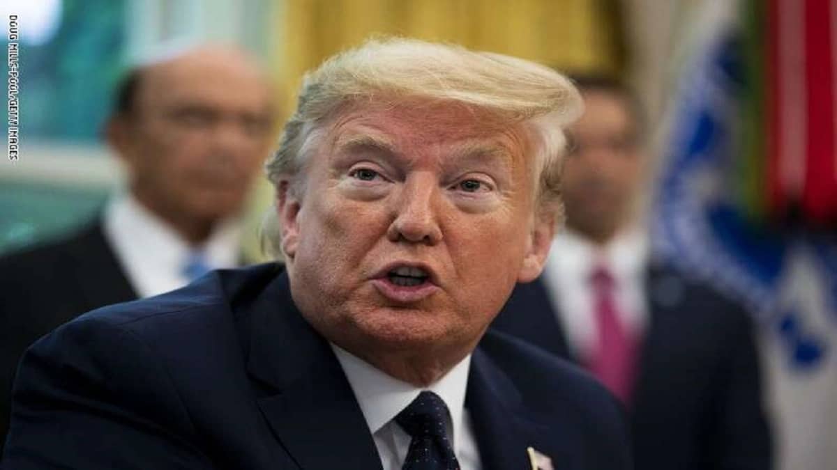 ترامب يطالب مراسل البيت الأبيض بخلع الكمامة