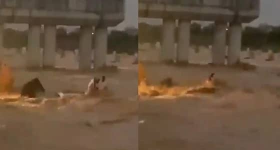 شاهد.. سيول وادي قنونا تجرف مركبة بها 3 مواطنين