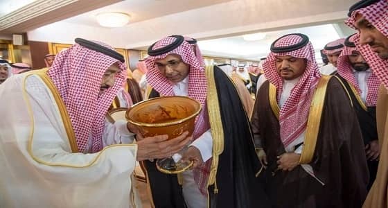 بالصور.. تعرف على هدية " الخطوط السعودية " لخادم الحرمين وعلاقتها بالملك المؤسس