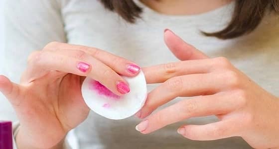 إزالة طلاء الأظافر بطرق طبيعية.. أبرزها الخل والليمون