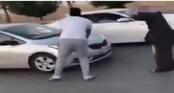 قائدة المركبة التي اعترضها شبان في الشارع تكشف تفاصيل الواقعة