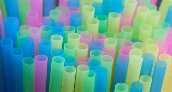 بريطانيا تعلن موعد تطبيق حظر أعواد تنظيف الأذن والماصات البلاستيكية