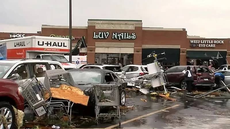 فيديو.. إصابة 600 شخص إثر إعصار قوي جنوبي أمريكا