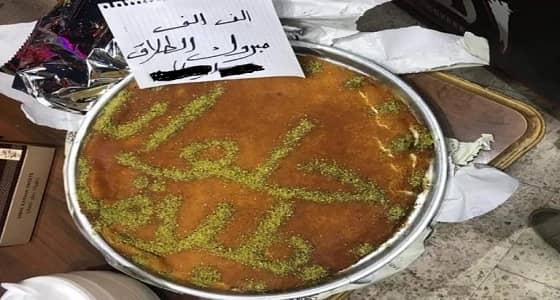 شاب يوزع حلوى " الكنافة " احتفالا بطلاقه من زوجته
