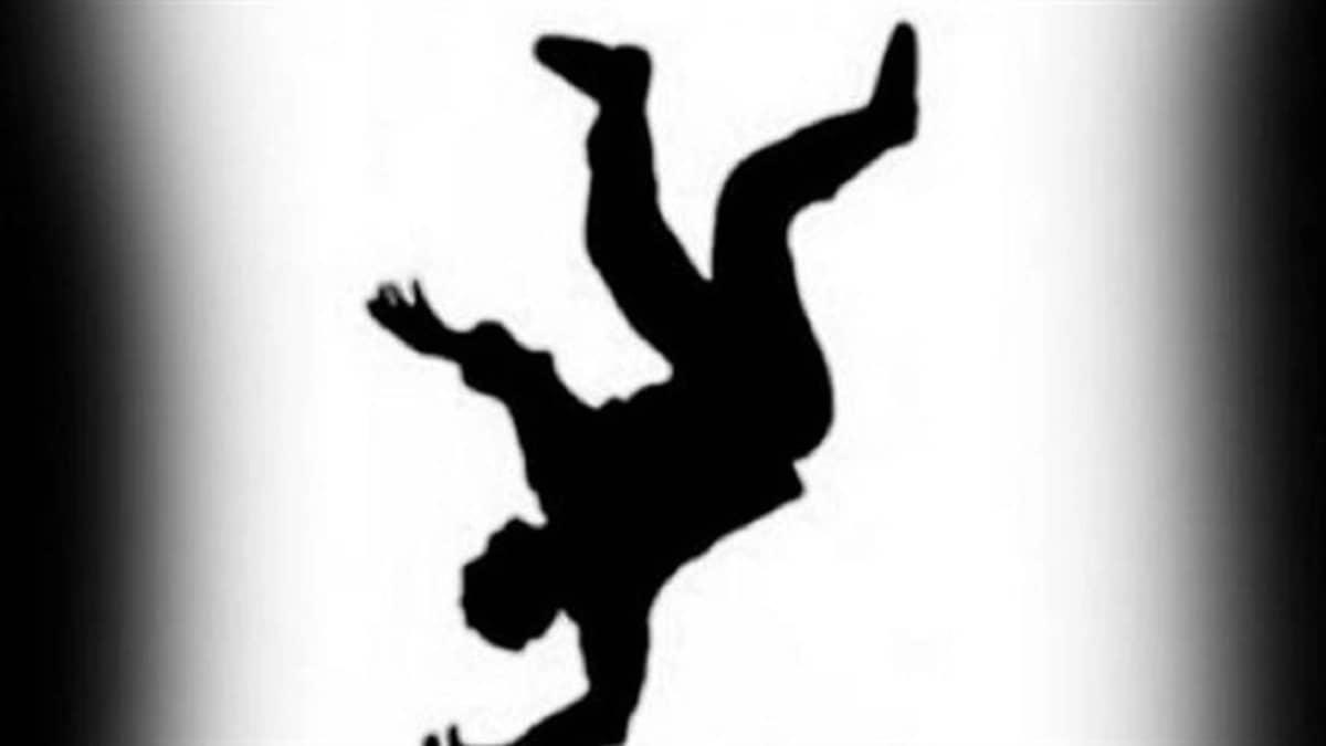 رجلان يلقيان آخر من الطابق الرابع في دولة عربية