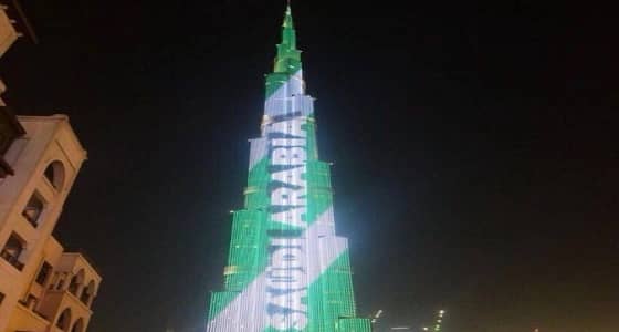 برج " الخليفة " يتزين بعلم المملكة عقب الفوز على مصر