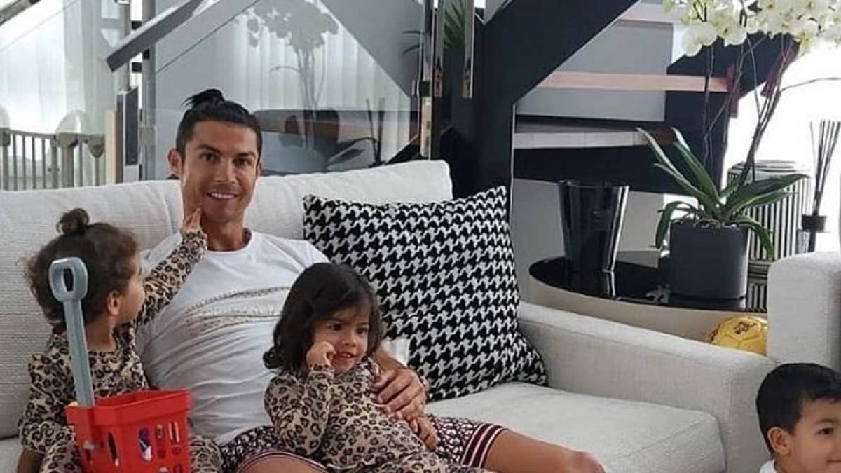 كورونا يقترب من منزل رونالدو