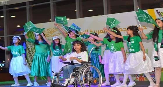 بالصور.. فتيات يؤدين السلام الملكي بلغة الإشارة في تبوك