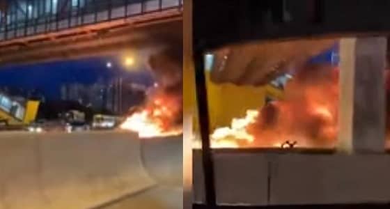 بالفيديو.. انفجار تسلا وسط طريق مزدحم بالسيارات