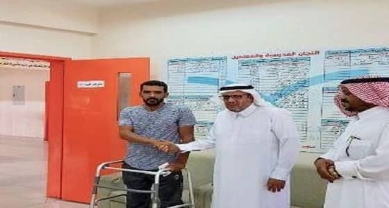 معلم يقطع إجازته الطبية لحضور أول يوم دراسي بتبوك