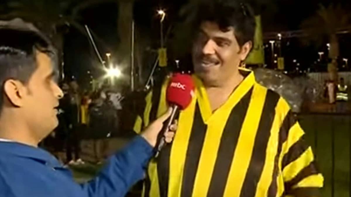 بالفيديو.. مشجع للاتحاد يمتنع عن بيع قميص الفريق مقابل مليون ريال