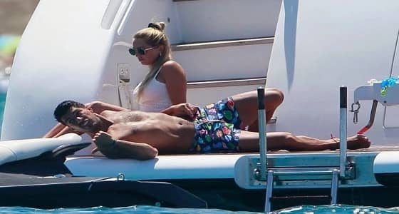 بعد أزمة الاعتداء عليه.. ميسي ينضم إلى سواريز وفابريغاس في إجازتهما