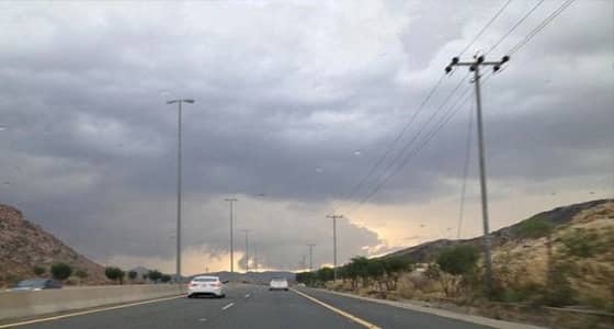 الإنذار المبكر يحذر من رياح نشطة بالرياض