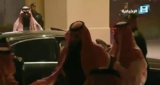بالفيديو.. حفاوة المواطنين بسرعة ولي العهد في خلع " البشت " تحية لـ " أميرالرياض "