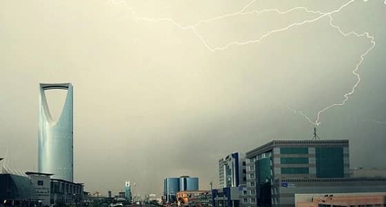 أمطار رعدية ورياح مثيرة للأتربة بالرياض