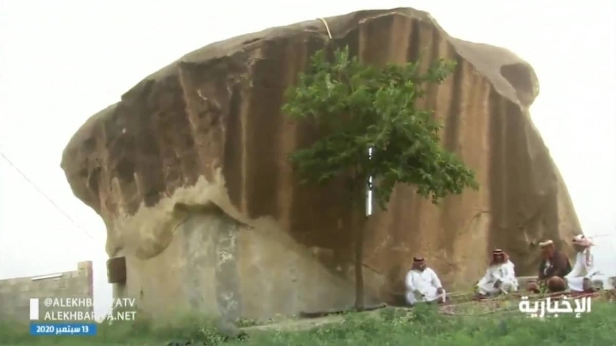 بالفيديو.. مواطن يحول صخرة إلى مجلس في جازان