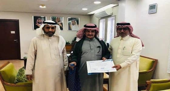 بالصور.. مواطن يعثر على حقيبة مليئة بالمجوهرات في مطار الأحساء