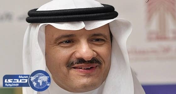 بالصور.. مواطن يسلم قطعة أثرية ترجع إلى ستة آلاف سنة للأمير سلطان بن سلمان