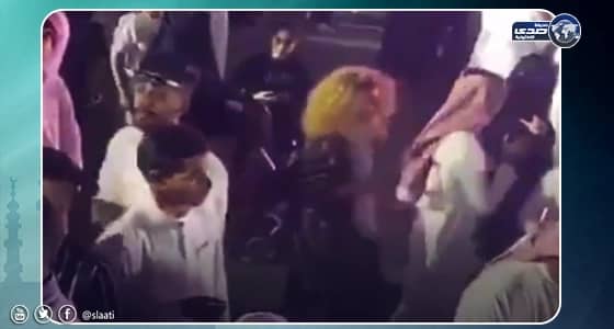 بالفيديو.. ردة فعل العمالة المخالفة لحظة وصول مفتشي العمل لسوق البطحاء