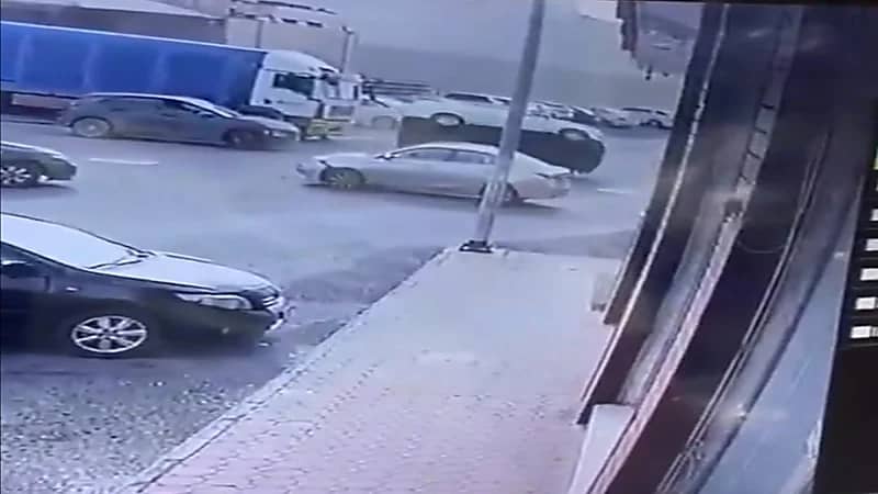 شاهد.. لحظة انقلاب مركبة بعد اصطدامها بأخرى عند تقاطع طريق بمكة