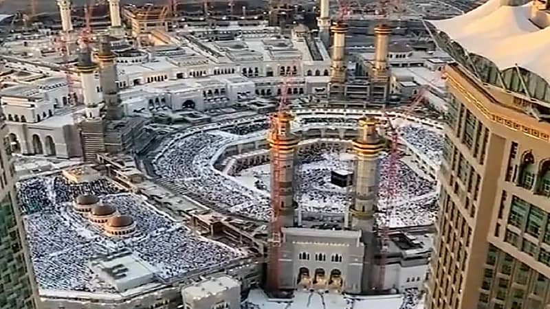 مشهد رائع للمعتمرين من أعلى نقطة محيطة بـ المسجد الحرام
