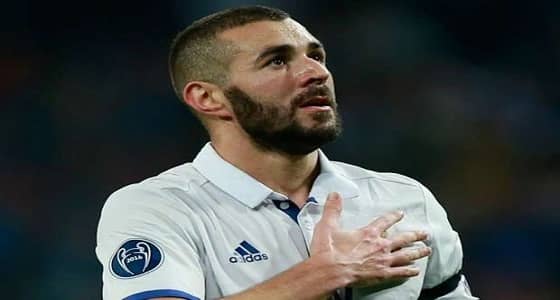 بعد أن وصفه رئيس نابولي بالعجوز.. بنزيما إلى ميلان