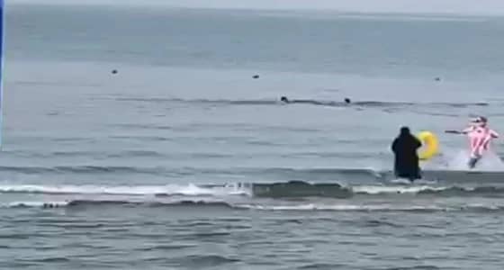 بمساعدة شقيقها.. تكريم ممرضة أنقذت طفلا ووالده من الغرق بجازان