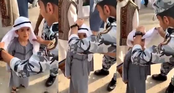 بالفيديو.. مشهد إنساني من رجل أمن يصلح الشماغ لطفل