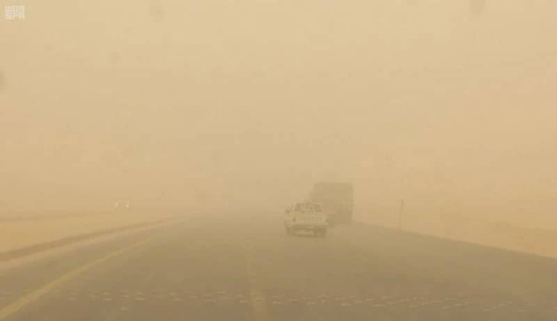 رياح نشطة وأتربة مثارة وتدنٍ في مدى الرؤية على الحدود الشمالية
