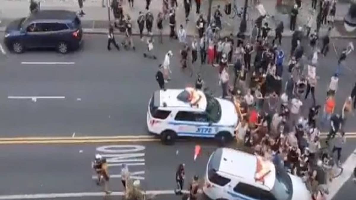 شاهد.. لقطات مروعة من تظاهرات أمريكا ما بين الدهس وإطلاق الرصاص الحي