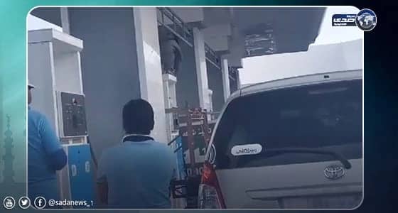بالفيديو.. لحظة تطاير الشرر بمحطة للوقود في محافظة جدة