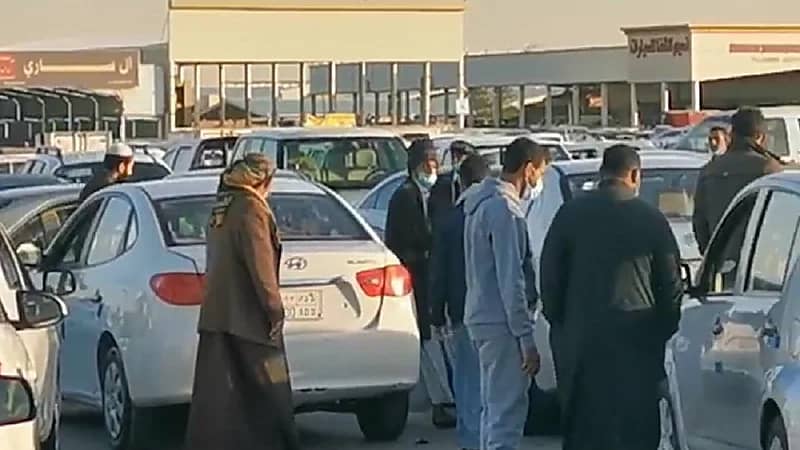 بالفيديو.. سيطرة كاملة للعمالة الوافدة على معارض السيارات في حي الشفا