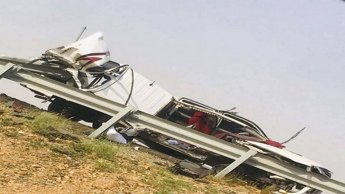 بالصور.. انفجار إطار يحول مركبة لحطام على أحد طرق جازان