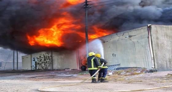 اندلاع حريق في أحد المستودعات بالعاصمة المقدسة