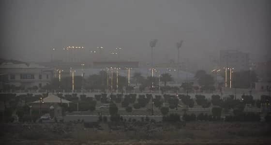 بالصور.. انخفاض الرؤية في عسير إثر موجة غبار شديدة