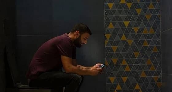 أبرزها الإصابة بالبواسير.. مخاطر استخدام المحمول في دورات المياه