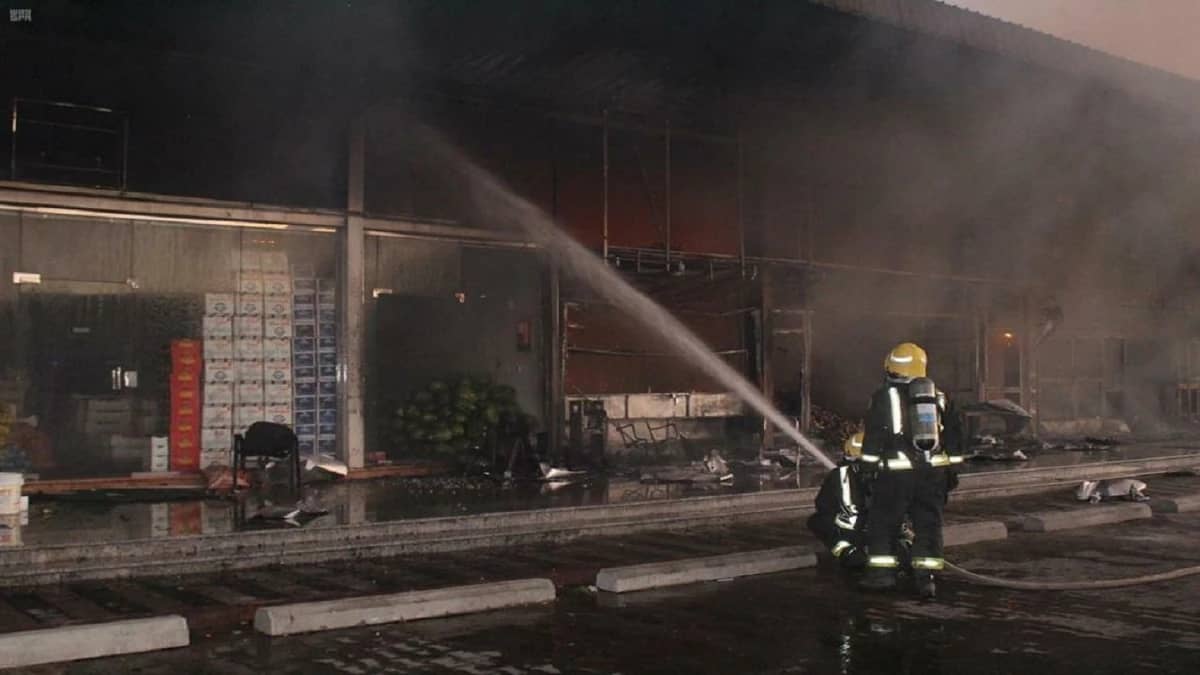 بالصور.. 42 محل خضار التهمه حريق سوق سكاكا